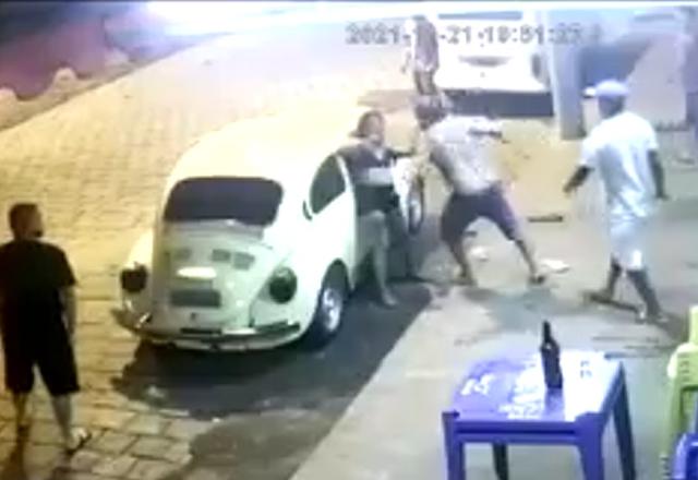 foto do homem dando um soco contra o rosto de uma mulher em frente a um bar em São Manuel no interior de São Paulo