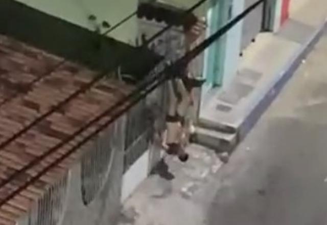 foto do ladrão pendurado de cabeça para baixo no portão de uma casa só de cueca em Cariacica no Espirito Santo