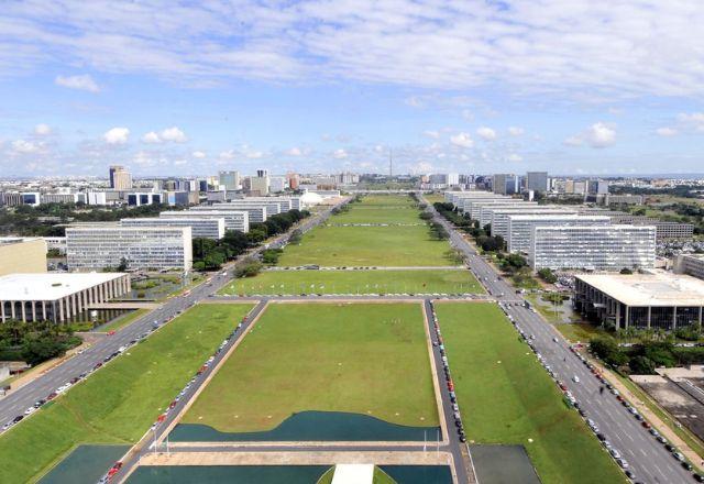 foto mostra imagem aérea da esplanada dos ministérios