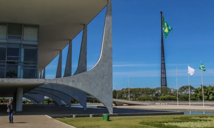 Governo recua de projeto sobre trabalho por aplicativos e acerta com Motta envio de texto sobre fim da 6x1 | Agência Brasil