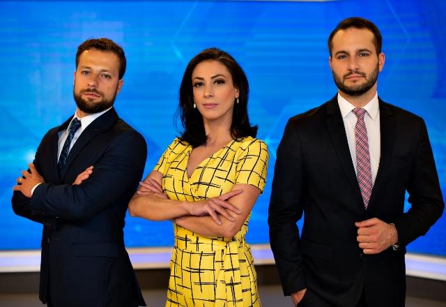 fotos dos três apresentadores sendo lucas do lado esquerdo, no meio de amarelo está Simone e no outro lado o João salgado de terno azul
