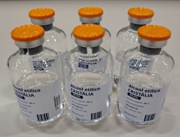 Frascos de álcool etílico (etanol) da empresa brasileira Cristália | Divulgação/Laboratório Cristália