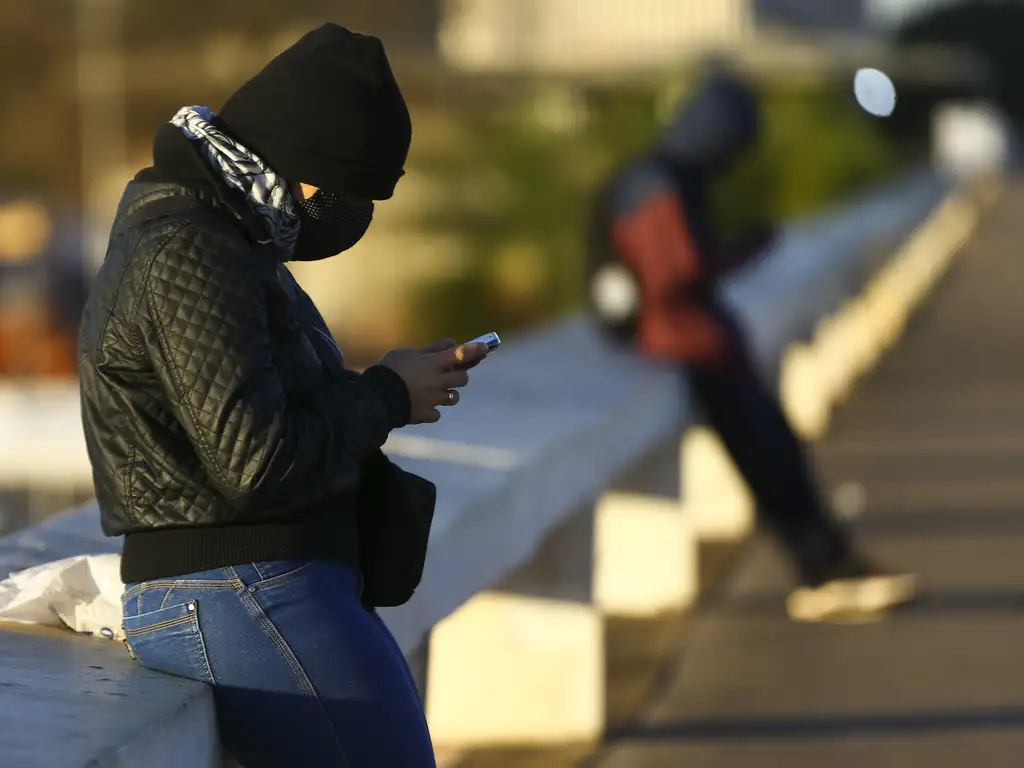 Pessoas usando celular em Brasília (Marcelo Camargo/Agência Brasil)