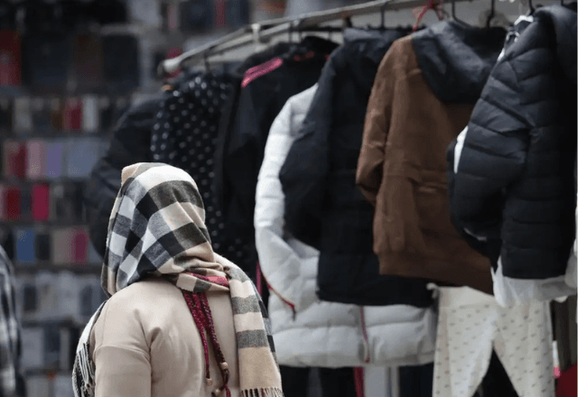 Frio intenso impulsiona vendas de roupas de inverno no Brasil Frio intenso impulsiona vendas de roupas de inverno no Brasil