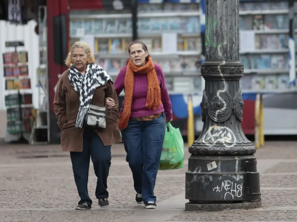 Pessoas caminham durante frio em São Paulo | Paulo Pinto/Agência Brasil