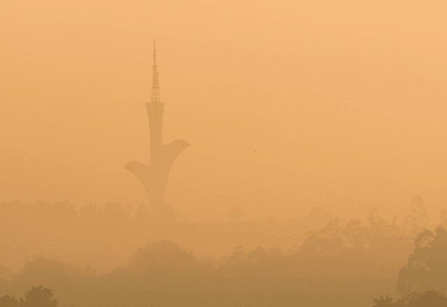Fumaça na região da Torre de TV Digital, em Brasília (Rodrigues Pozzebom/Agência Brasil)