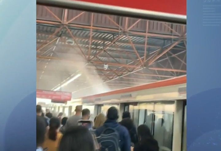 Fumaça em vagão de metrô assusta passageiros na estação Penha em São Paulo