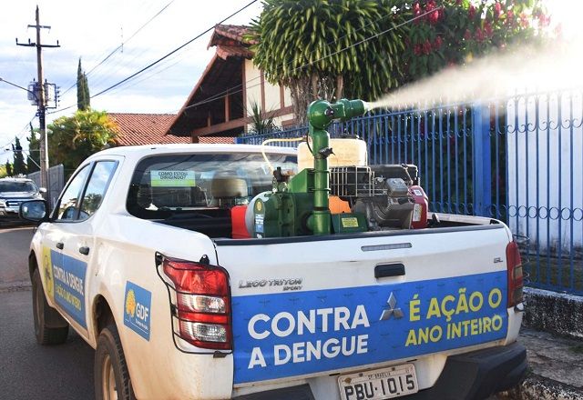 Carro de fumacê fazendo a aplicação (Tony Winston/Agência Saúde-DF)