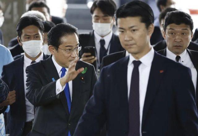 Primeiro-ministro do Japão é retirado de evento após explosão Primeiro-ministro do Japão é retirado de evento após explosão