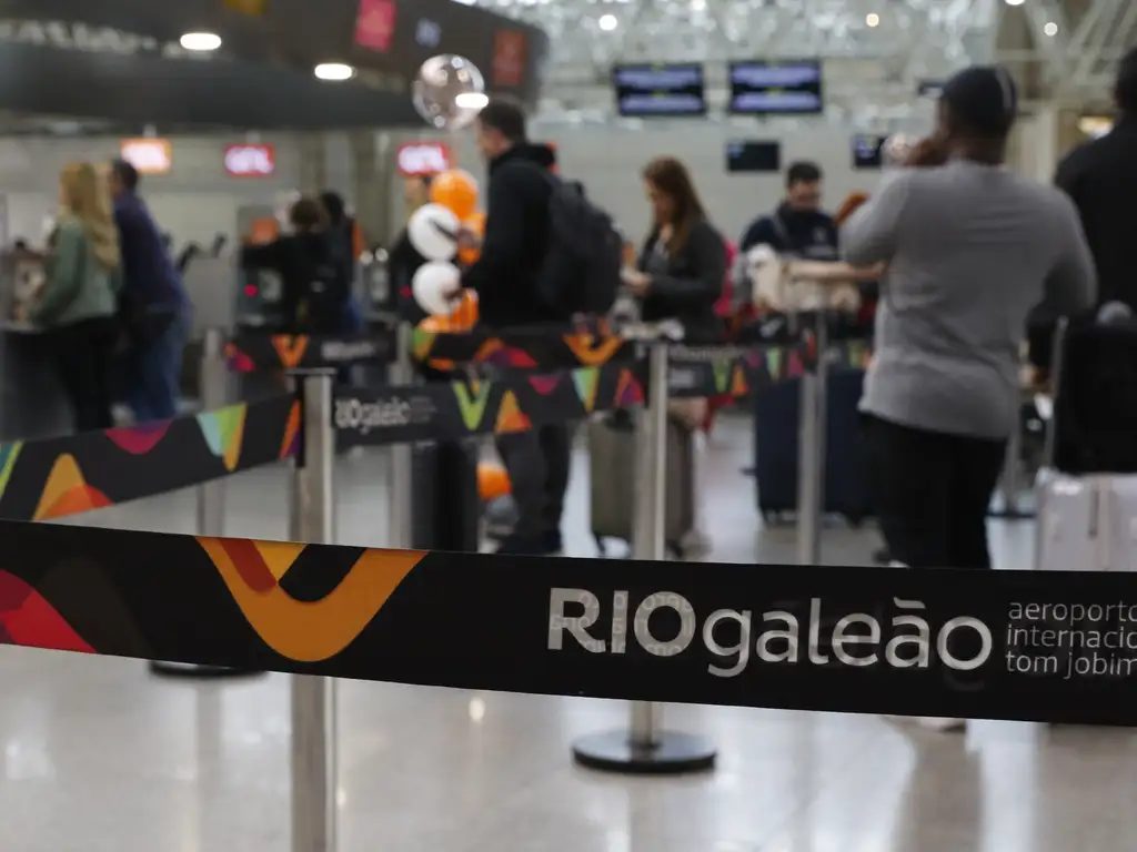 PF prende homem em flagrante por estupro de criança no aeroporto do Galeão PF prende homem em flagrante por estupro de criança no aeroporto do Galeão