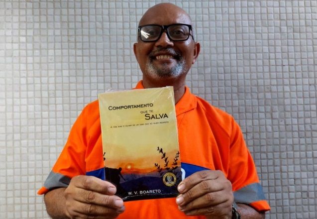 Gari carioca publica livro e vai palestrar em Harvard, nos EUA