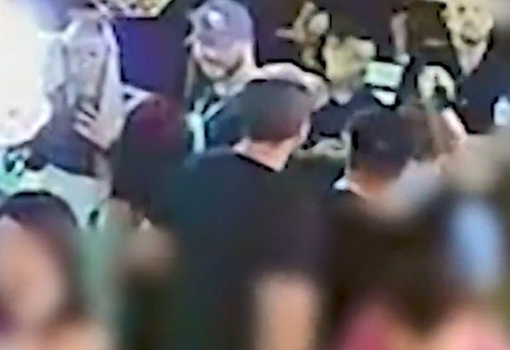 Modelo é ferida por estilhaços de garrafa após rejeitar homem 