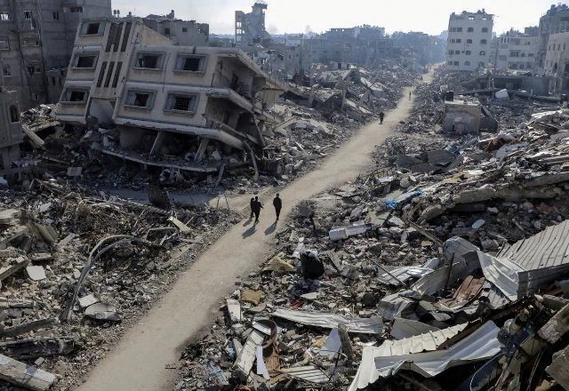 Segunda noite de bombardeios em Gaza deixa ao menos 85 mortos