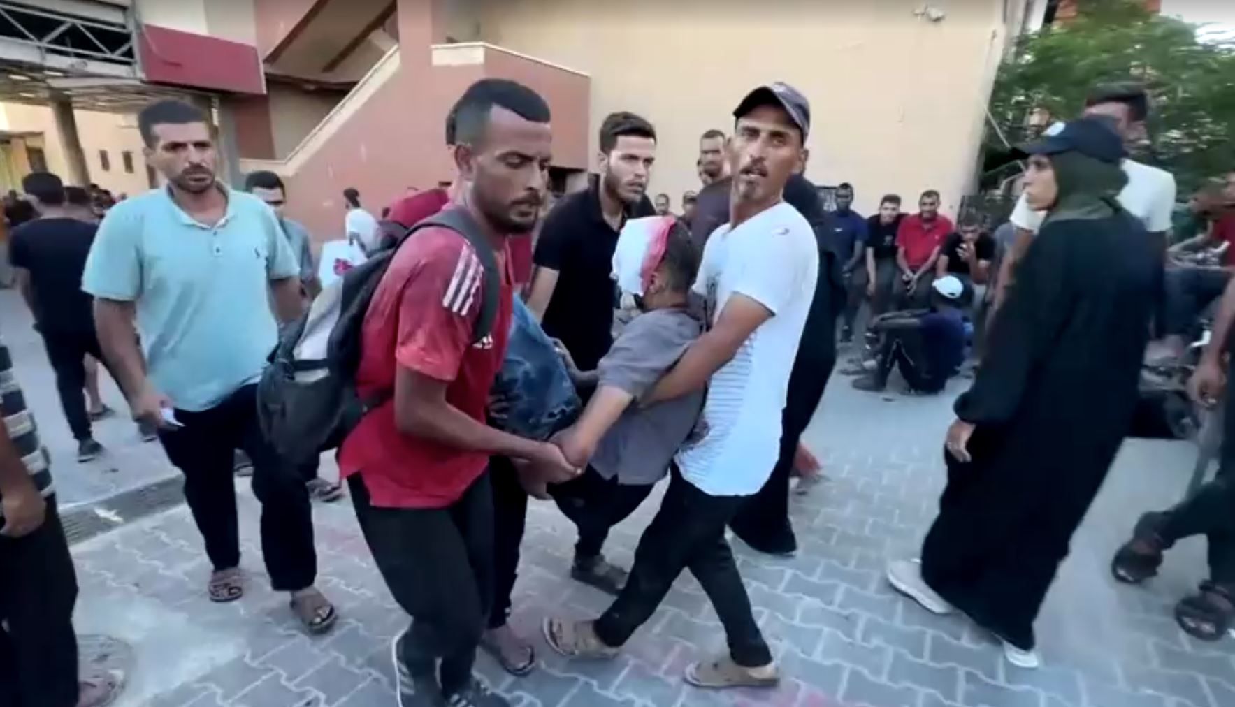 Testemunhas dizem que palestinos ficaram feridos em ataque israelense em posto de ajuda