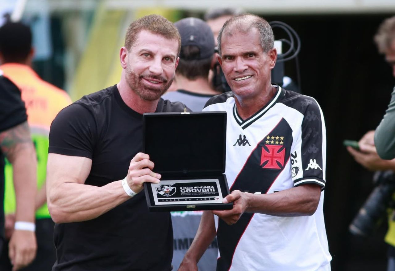 Geovani ao lado do presidente do Vasco, Pedrinho, em homenagem recebida em 2025 | Matheus Lima/Vasco