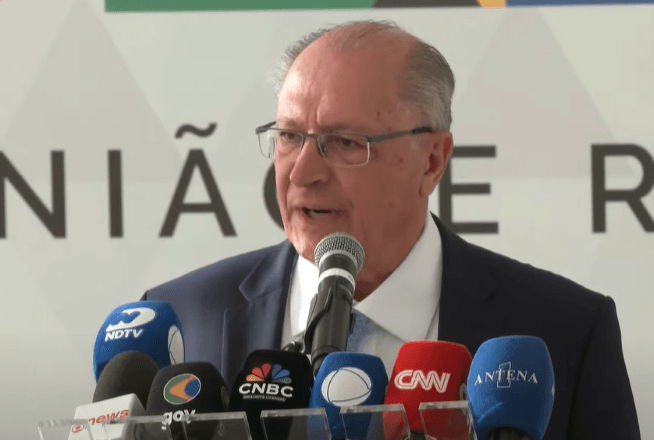 O vice-presidente Geraldo Alckmin em conversa com jornalistas sobre tarifa de Trump ao Brasil | Reprodução/SBT News