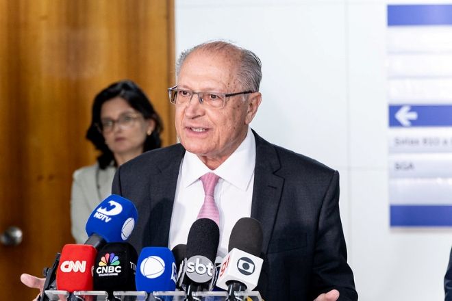 O vice-presidente Geraldo Alckmin em conversa com jornalistas após reunião sobre tarifa dos EUA | Júlio César Silva/MDIC