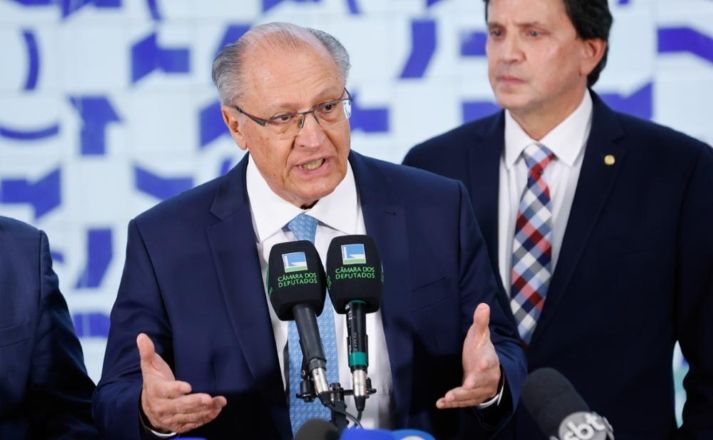 O vice-presidente Geraldo Alckmin em conversa com jornalistas após encontrar Hugo Motta na Câmara dos Deputados | Marina Ramos/Câmara dos Deputados