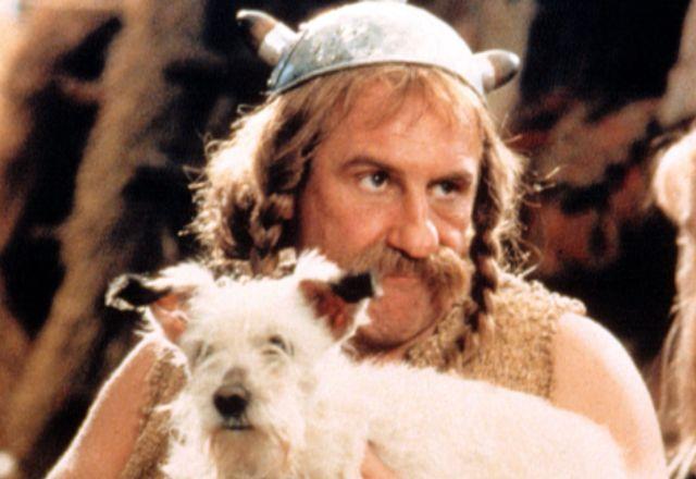 gerard depardieu interpretando Obelix, em Asterix e Obelix contra César