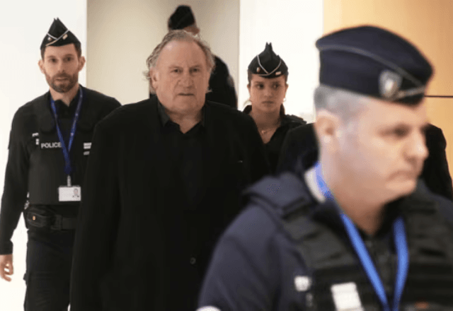 Gérard Depardieu chega ao tribunal criminal de Paris | Reprodução AP News