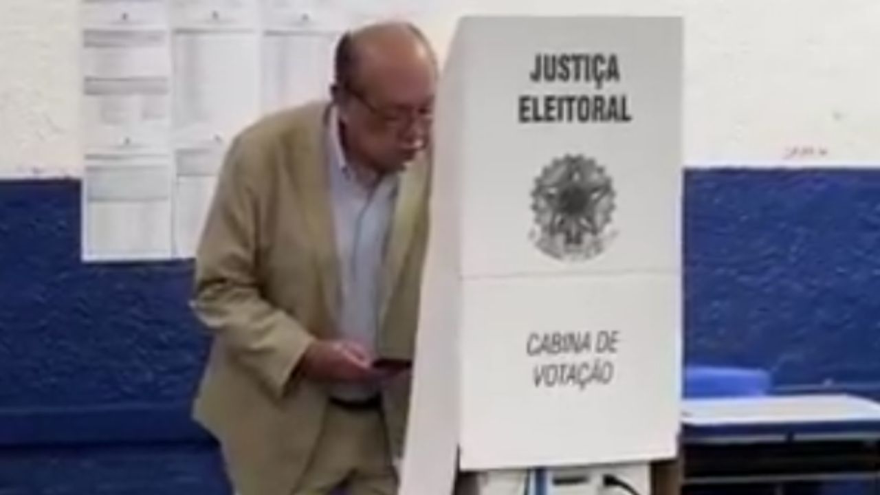 Gilmar Mendes diz que usou carteira, e não celular, na urna Gilmar Mendes diz que usou carteira, e não celular, na urna