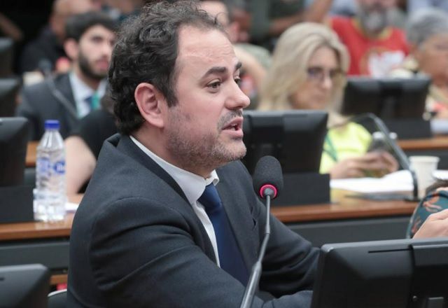 Glauber expulsou o militante da Câmara com empurrões e chutes em abril | Mario Agra/Câmara dos Deputados