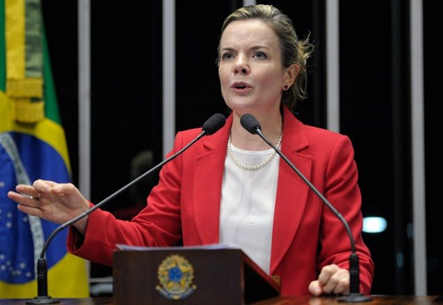 Gleisi Hoffmann fala ao microfone (Jefferson Rudy/Agência Senado)
