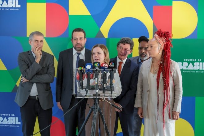 Da esquerda para direita, os ministros Sidônio Palmeira, Guilherme Boulos e Gleisi Hoffmann em conversa com jornalistas sobre o fim da escala 6x1 | Gil Ferreira/SRI-PR