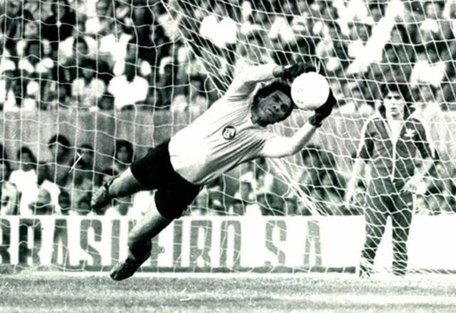 Goleiro Manga salta para fazer defesa pelo Internacional | Reprodução/Internacional