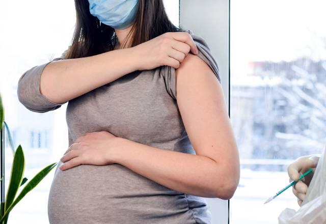 grávida se preparando para receber vacina contra covid 19
