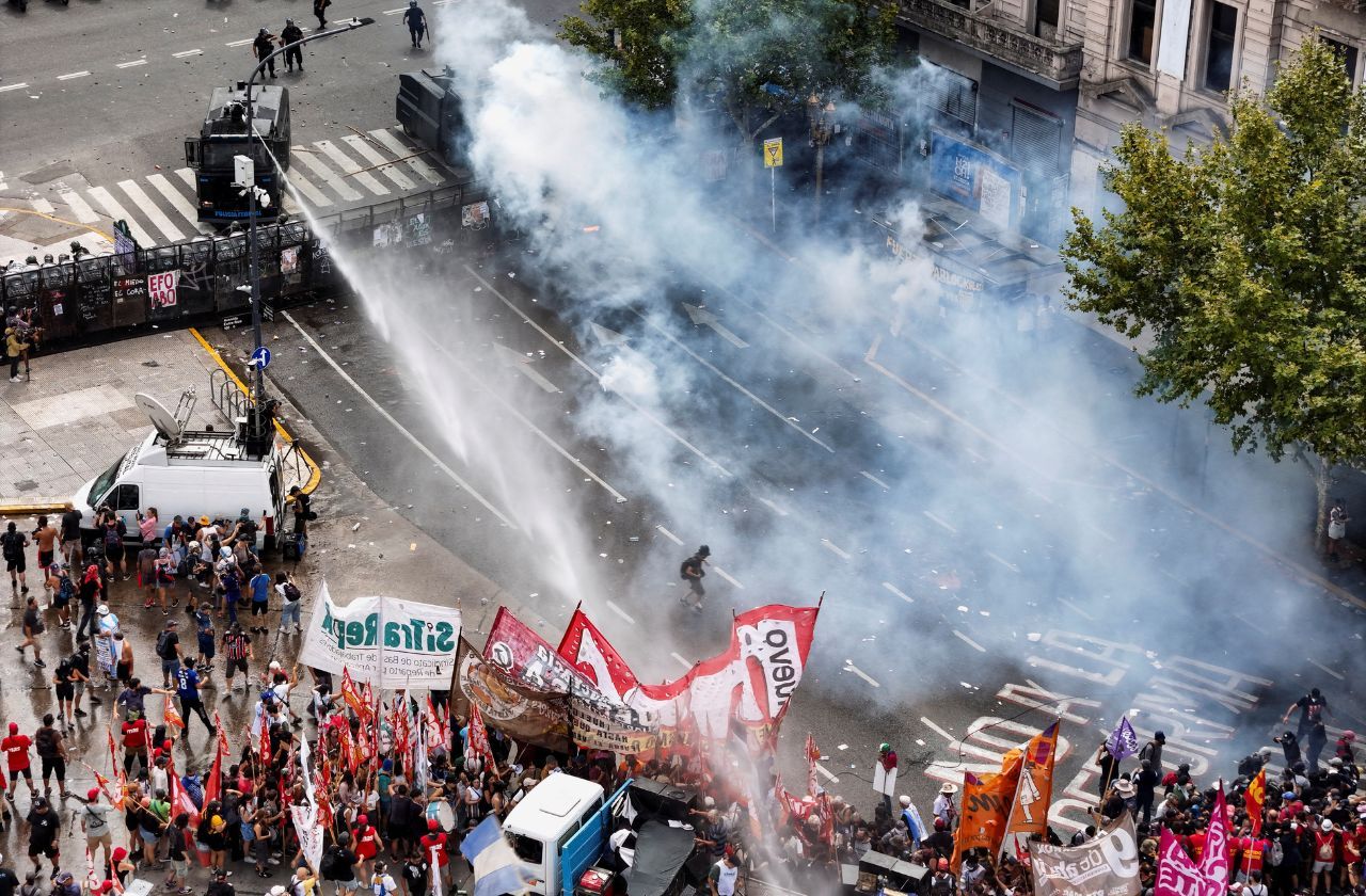 Argentina terá greve geral contra reforma trabalhista nesta quinta (19); Milei alerta jornalistas 
