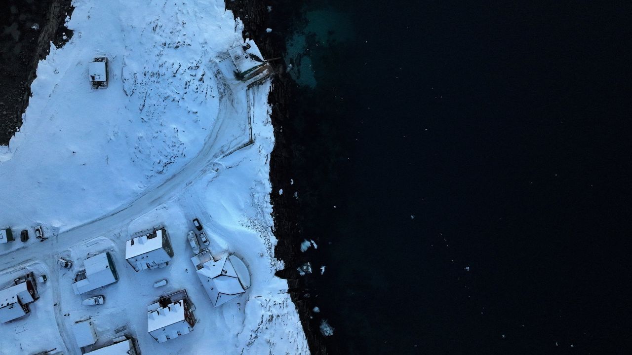 Imagem captada por drone mostra casas na orla de Nuuk, na Groenlândia | REUTERS/Stoyan Nenov