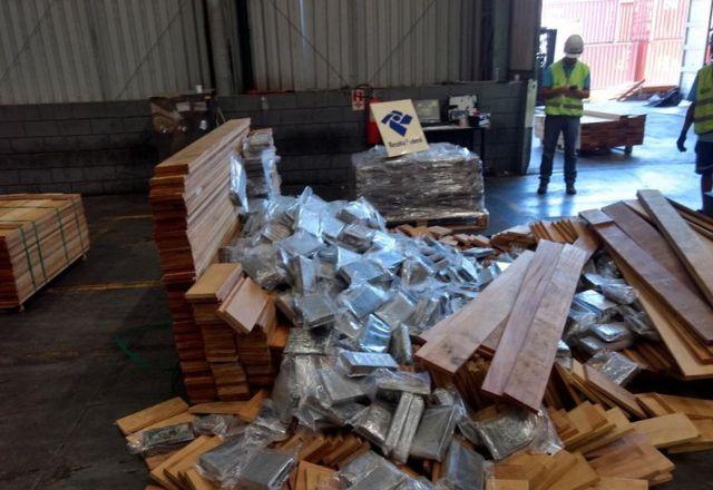 grupo, que operava no Porto de Paranaguá, utilizava cargas de madeira para exportação para ocultar carregamentos de cocaína | Divulgação