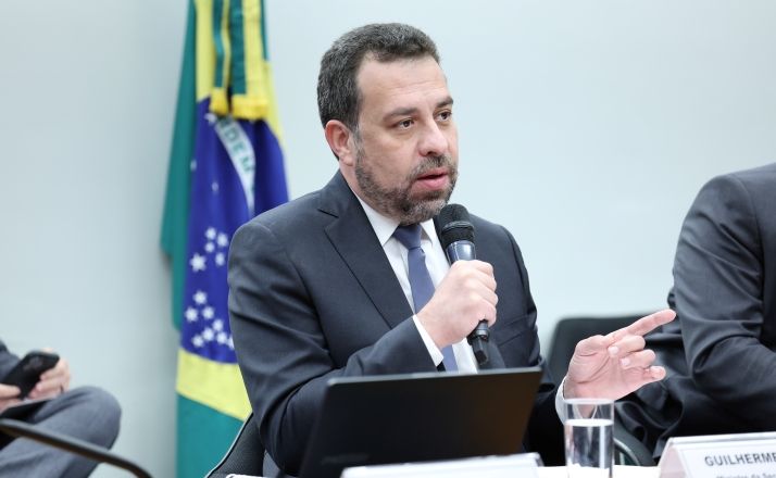 O ministro da Secretaria-Geral da Presidência, Guilherme Boulos, durante audiência na comissão especial sobre o fim da escala 6x1 | Kayo Magalhães/Câmara dos Deputados