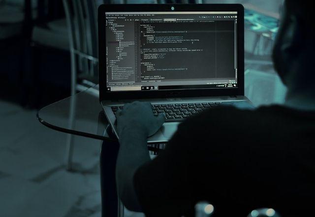 hacker atacando um sistema