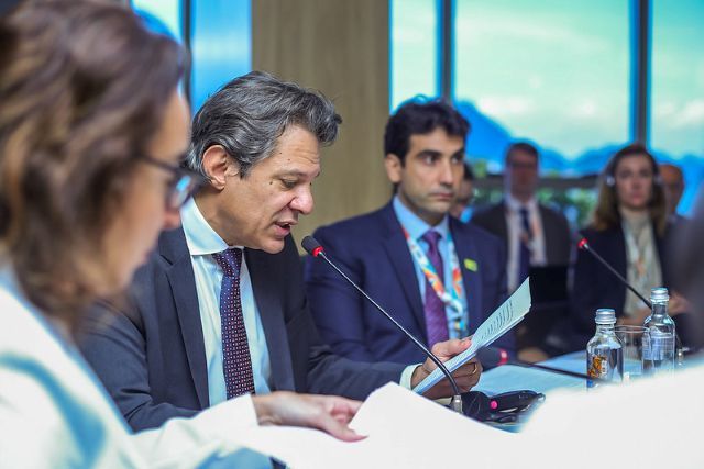 Fernando Haddad ao lado de Gabriel Galípolo em evento do Brics (Divulgação/ Min. Fazenda)
