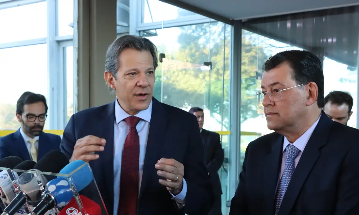 O ministro da Fazenda, Fernando Haddad, ao lado do relator da reforma tributária no Senado, Eduardo Braga (MDB-AM) | Valter Campanato/Agência Brasil