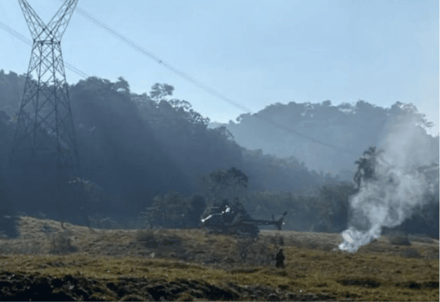 Helicóptero cai no interior de Santa Catarina; bombeiros confirmam uma morte