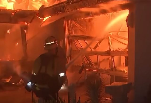 Hidrantes secam no Sul da Califórnia em meio aos intensos incêndios | Reprodução/SBT