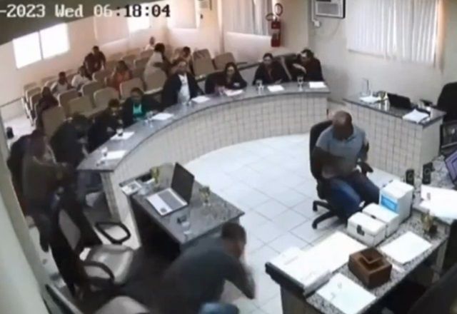 Réu por assassinato é baleado dentro de fórum, durante julgamento 