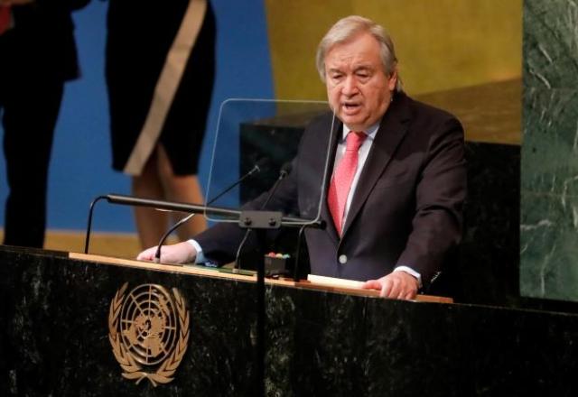 homem branco discursa na ONU