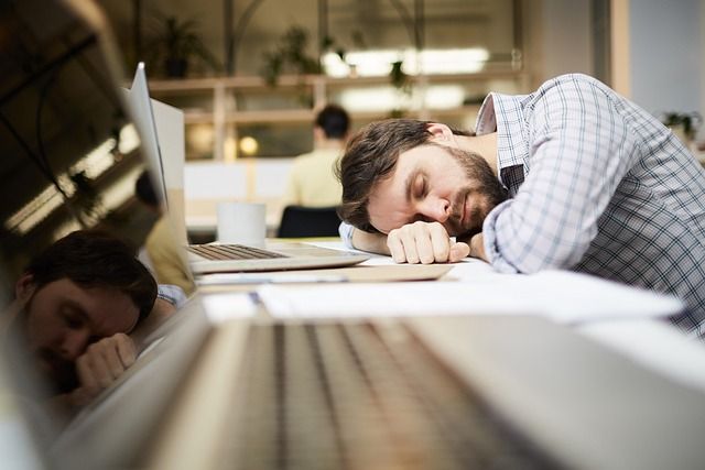 Homem cansado dormindo em frente ao computador | Reprodução/Pixabay