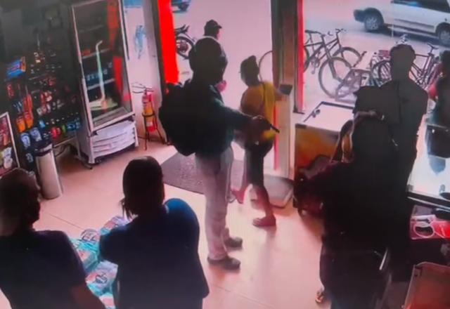 homem com arma na mão