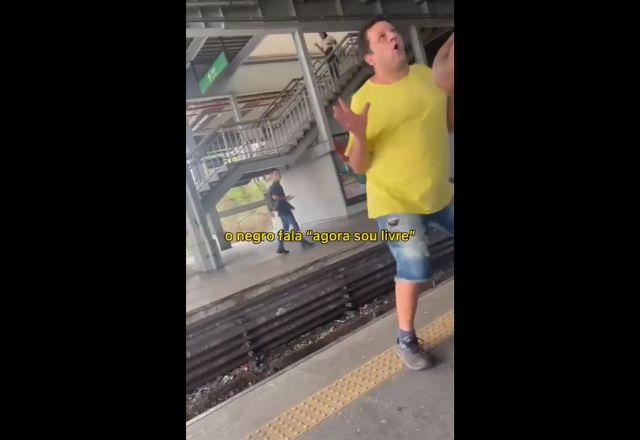 homem de camisa amarela e bermuda jeans em plataforma de trem