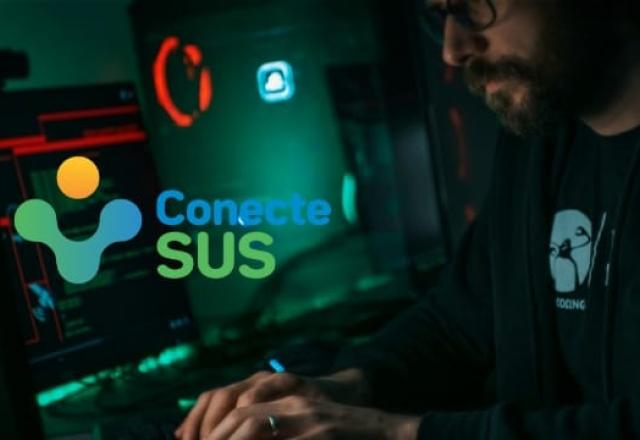 homem em frente ao computador
