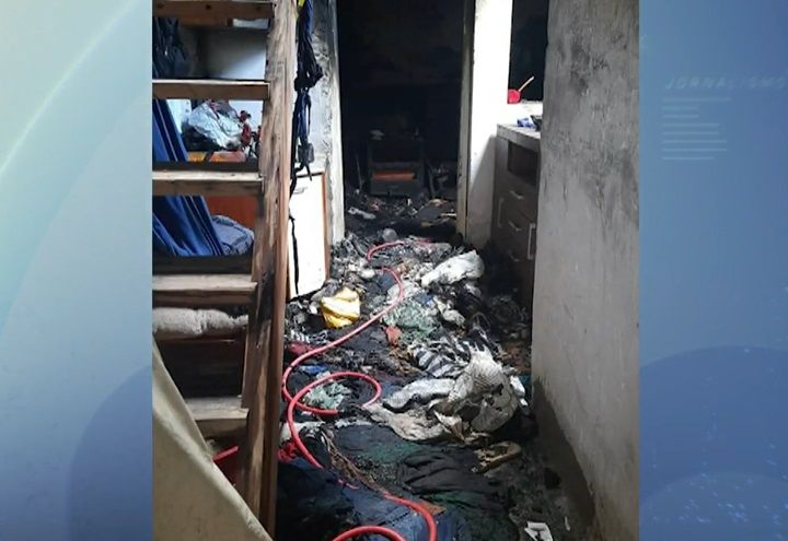 Homem morre carbonizado após esfaquear ex-mulher e atear fogo em casa