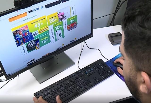 homem fazendo compra na internet