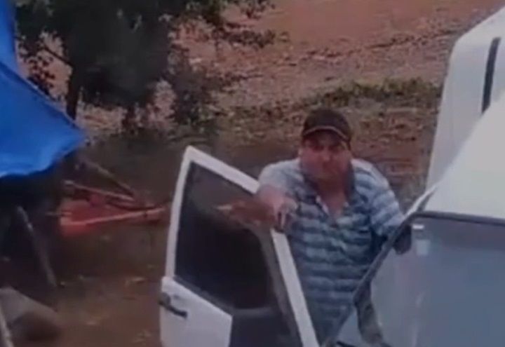 Homem mata ex-esposa e ex-sogro a tiros e coloca fogo na casa das vítimas
