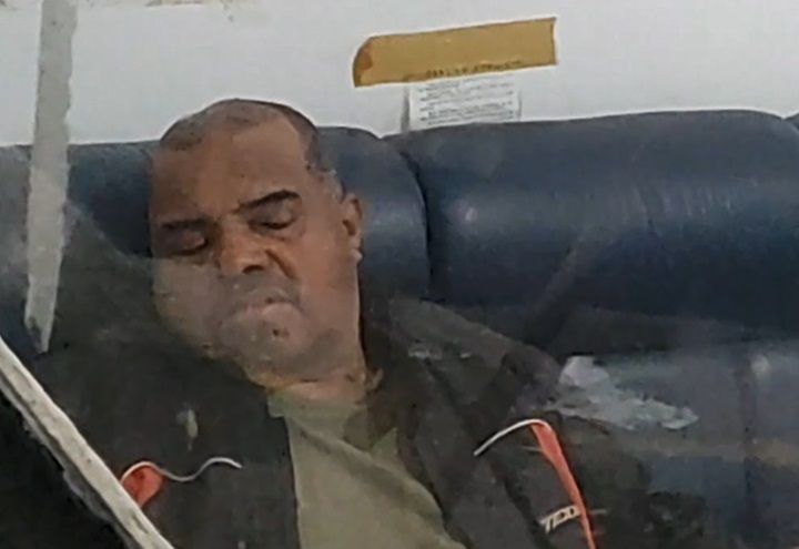 Homem cochila na delegacia após matar a irmã queimada em briga por herança