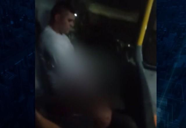 homem se masturbando em ônibus em frente de adolescente